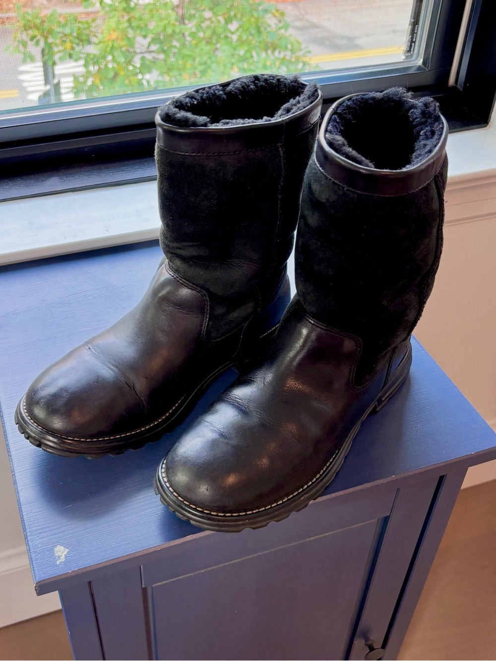 UGG shearling leather boots sz 9